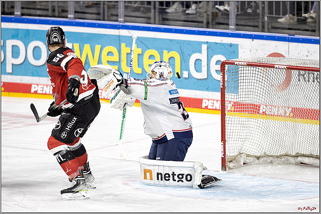 PENNY DEL Viertelfinale 2. Spiel;  Koelner Haie - Eisbaeren Berlin; Koeln, 12.04.2022